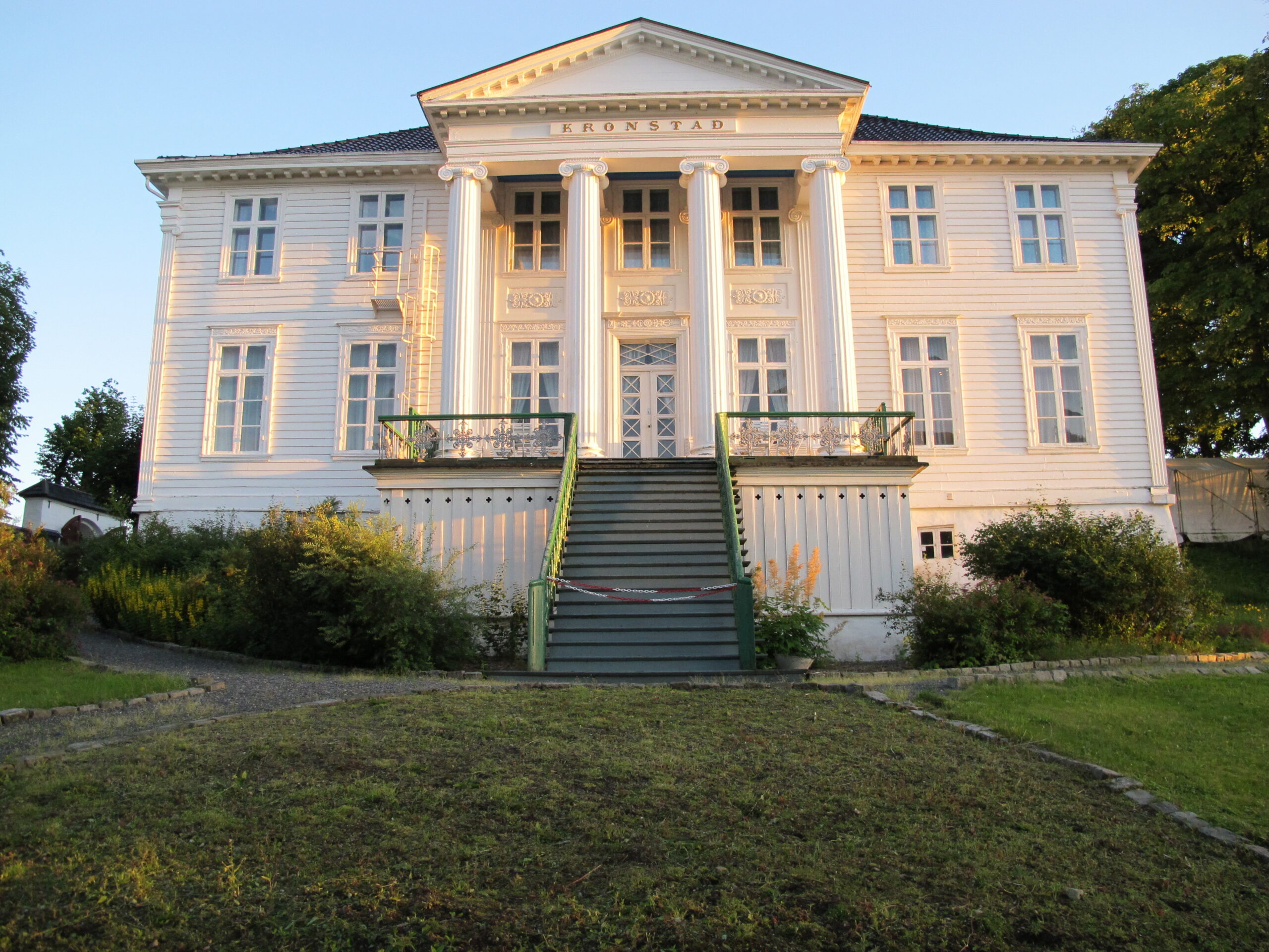Krigsveteranenes Minne Kronstad Hovedgård Sti logo